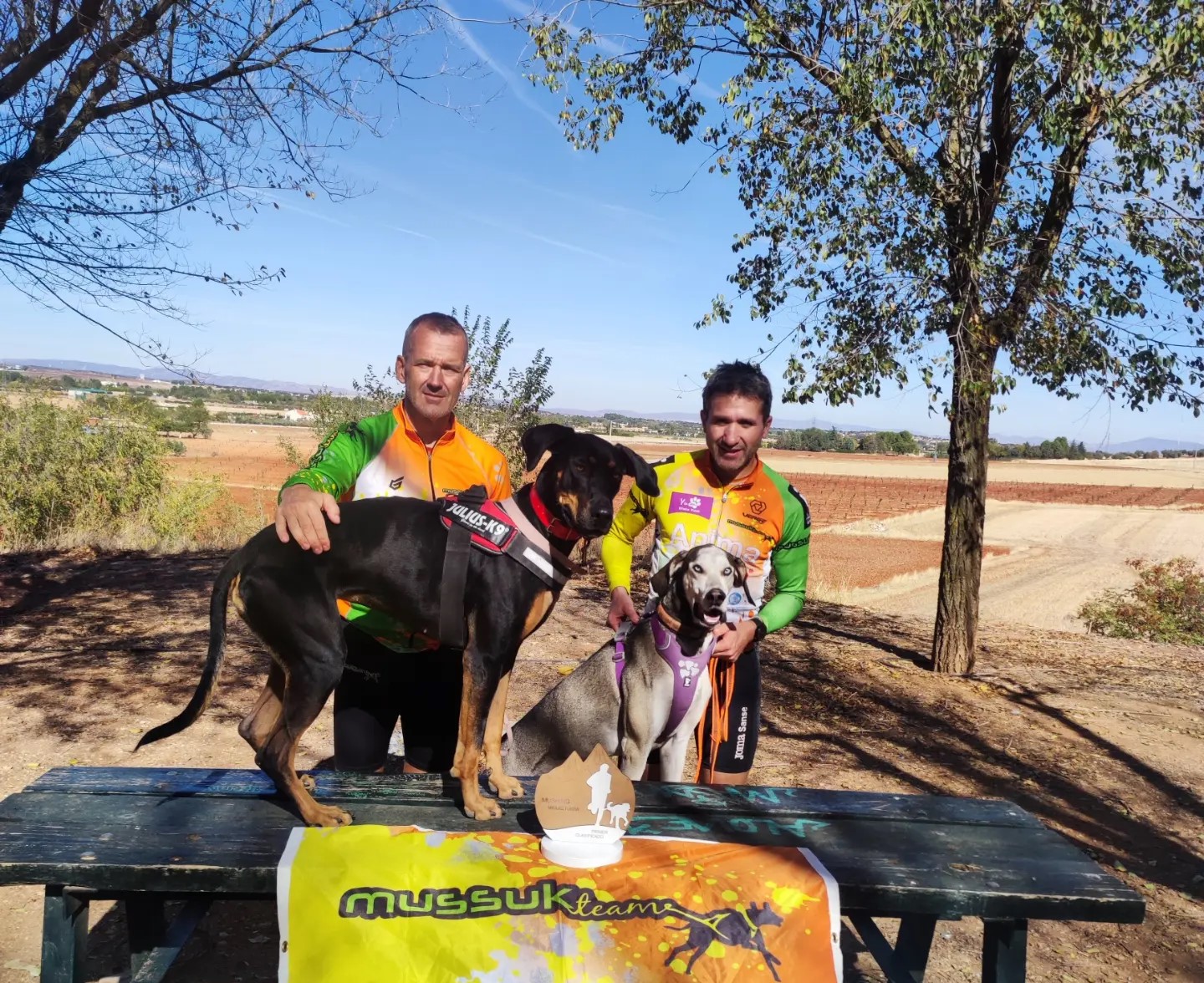 Participantes de Team Mussuk en la prueba de canicross Trofeo mushing miguelturra 2022